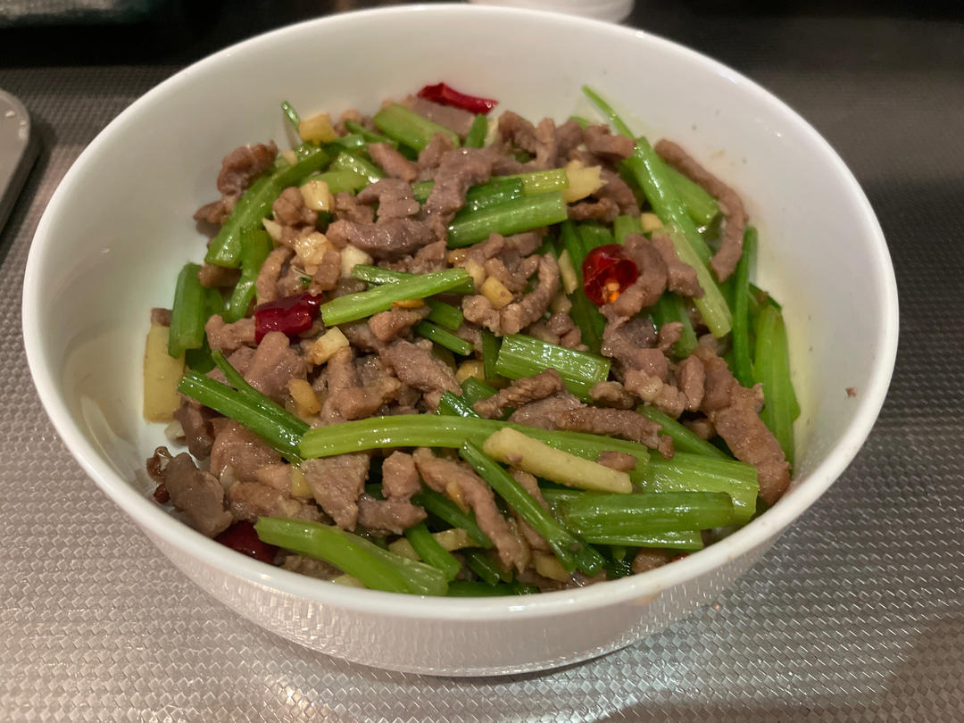好吃到邻居敲门蹭饭的芹菜炒牛肉！