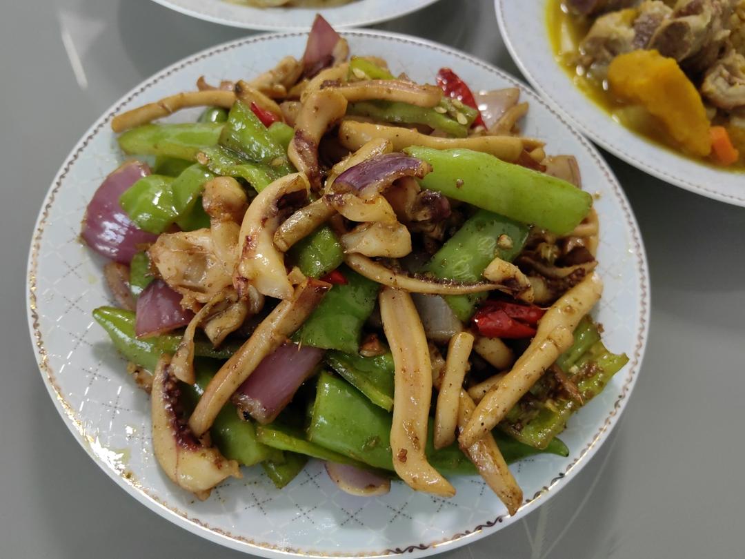 爆炒鱿鱼须，加上这一步，可以与铁板鱿鱼媲美