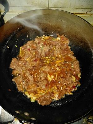 平菇炒牛肉的做法 步骤3