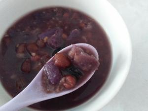 红豆紫薯薏米谷物片果干粥的做法 步骤4