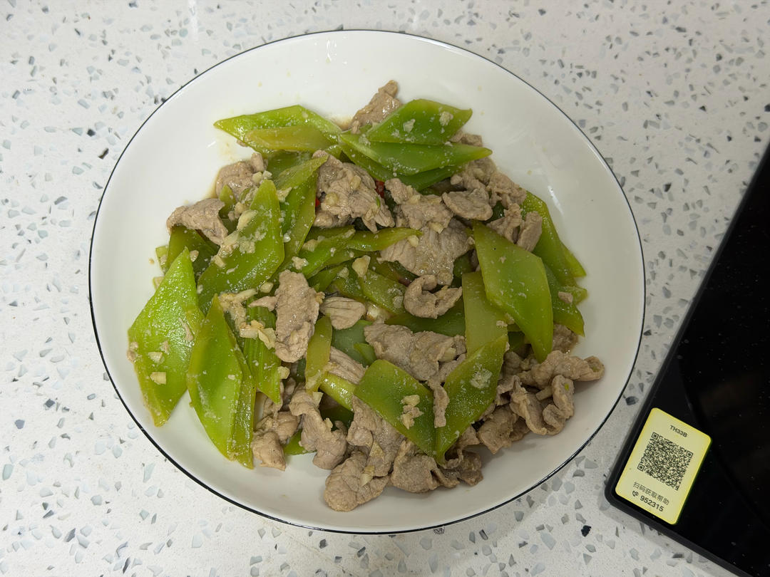 简单好吃下饭的莴笋炒肉来啦！