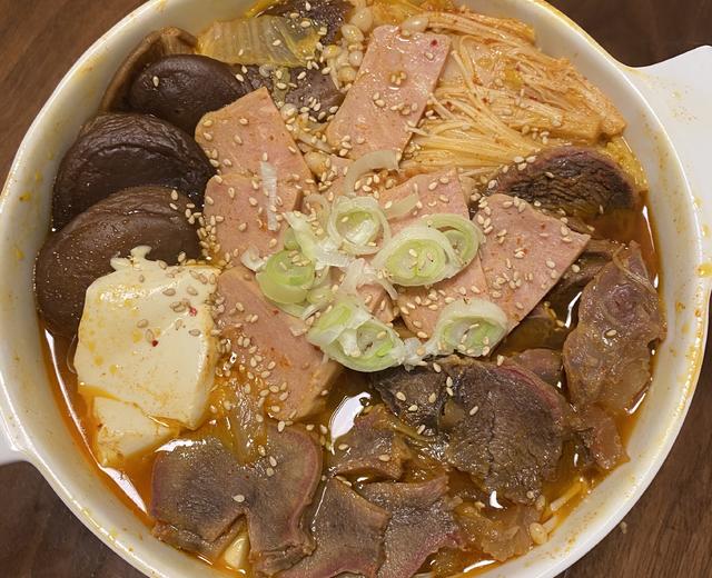 韩式牛肉泡菜锅（部队锅）的做法