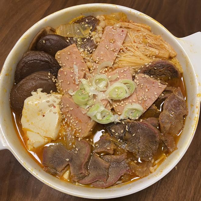 韩式牛肉泡菜锅（部队锅）的做法