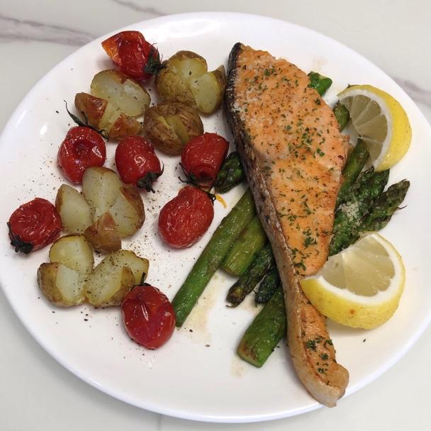 好吃到炸裂的香蒜黄油三文鱼排佐嫩芦笋尖配杰克烤薯仔