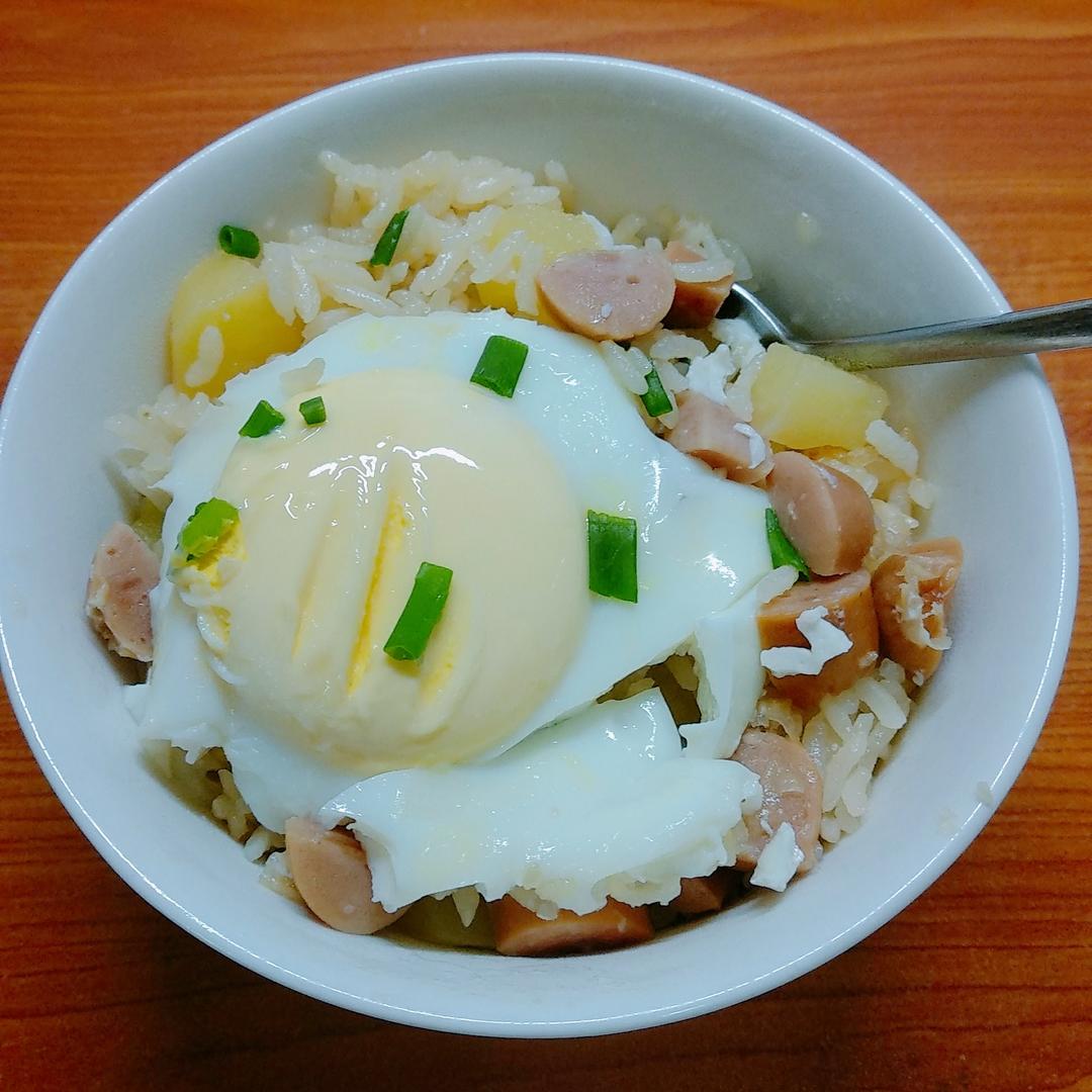 超级懒人版电饭煲土豆香肠焖饭的做法
