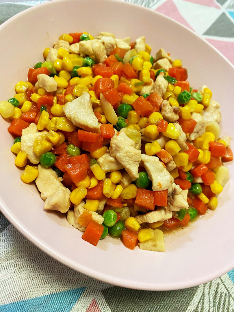 胡萝卜玉米青豆炒鸡丁