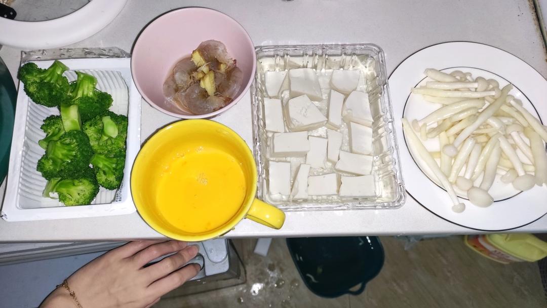 豆腐鲜虾菇菌汤