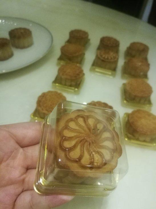 广式月饼—蛋黄莲蓉月饼