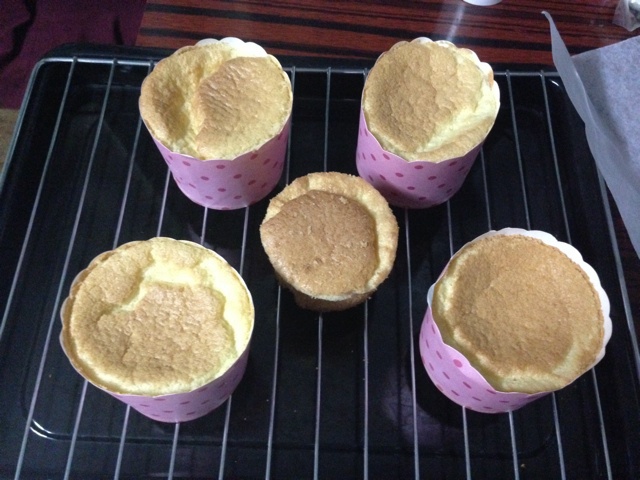 超简单完美戚风蛋糕（6寸2蛋）附打发、翻拌、脱模视频