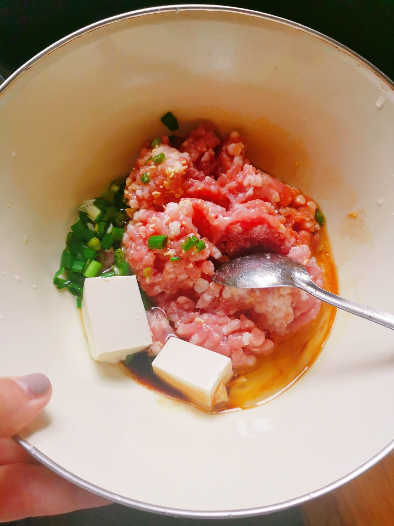消灭隔夜饭!五分钟快手番茄肉丸汤泡饭的做法 步骤1