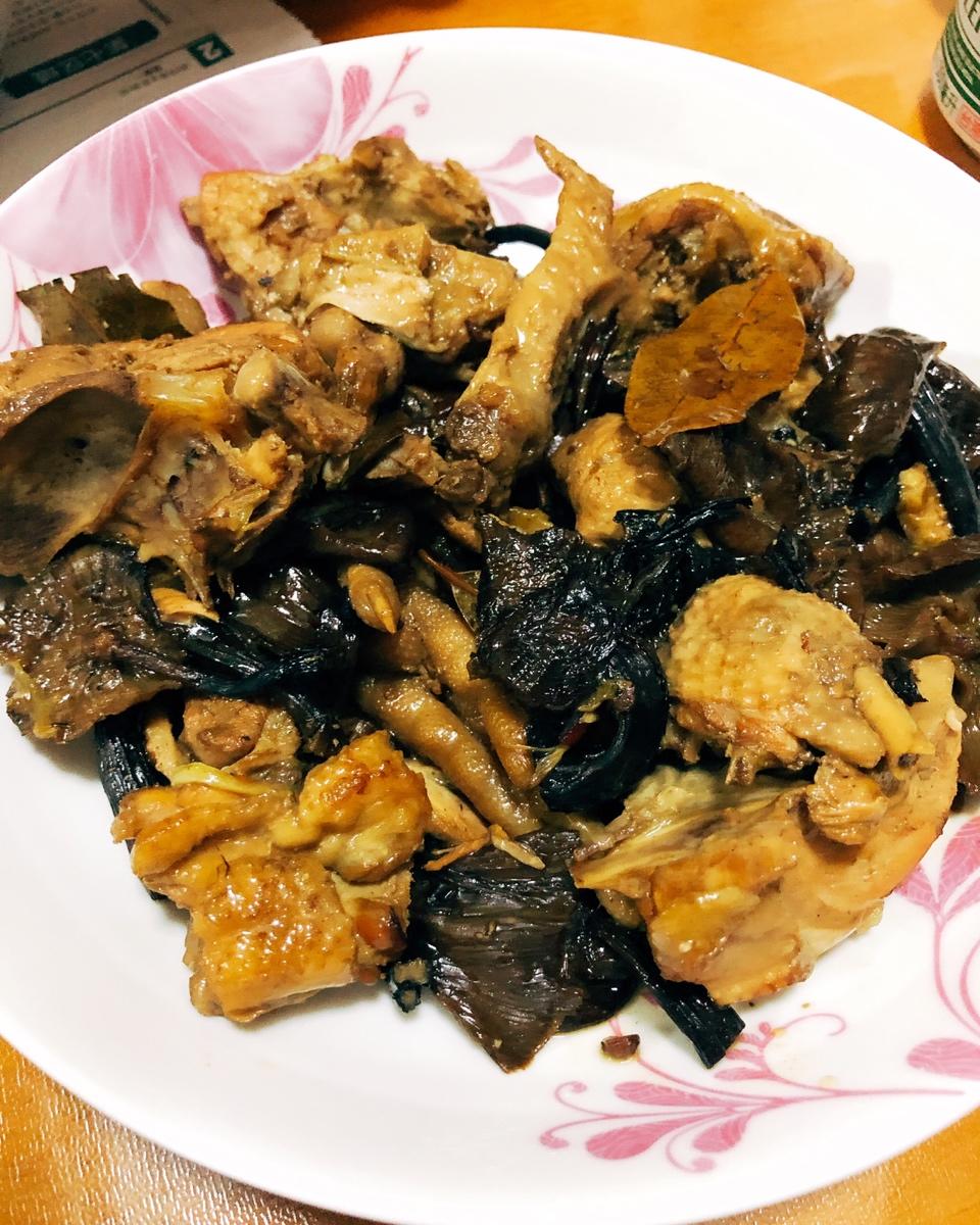 铁锅土鸡炖榛蘑