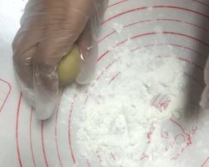 不用转化糖浆的广式月饼（不裂 不塌 不缩腰）的做法 步骤11