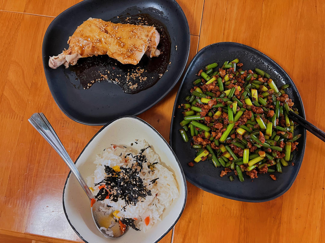 蒜苔炒肉末，三碗米饭都不够吃
