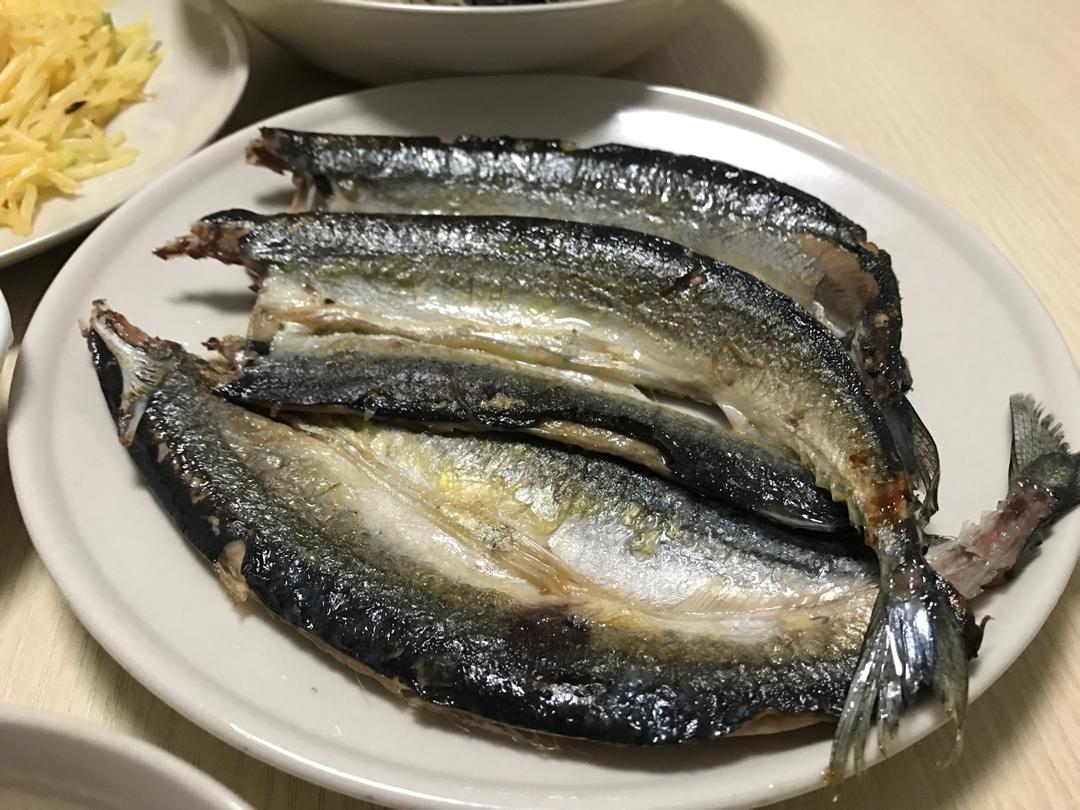 煎秋刀鱼