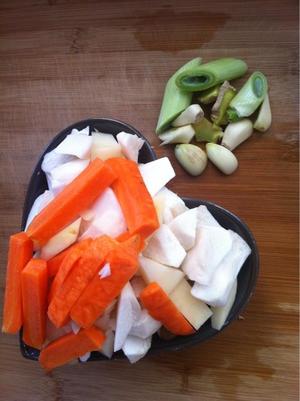 咖喱蔬菜玉米鸡（塔吉锅）的做法 步骤1