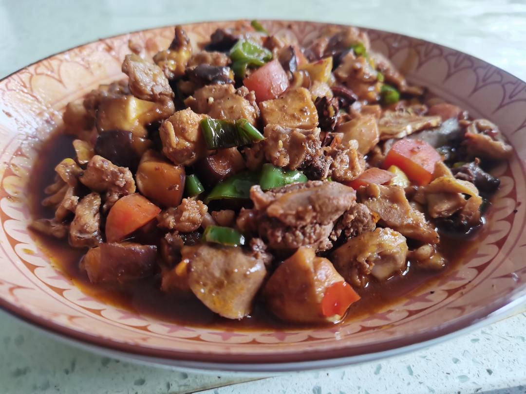 青椒香菇干煸兔