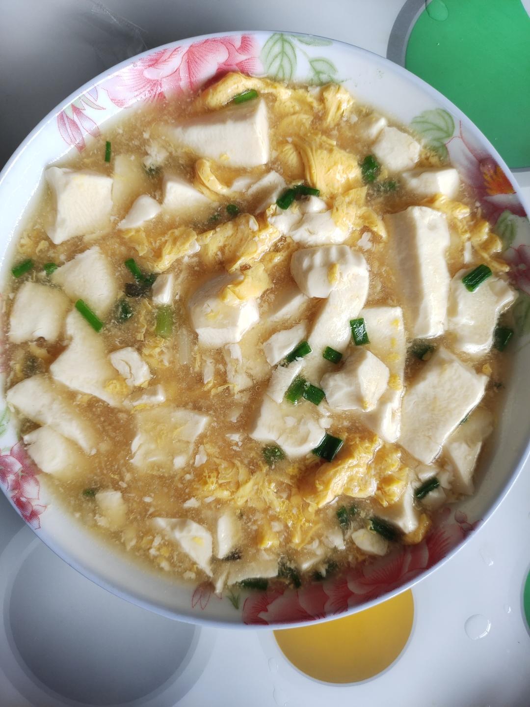 鸡蛋内脂豆腐真的太惊艳了！滑嫩爽口，入口即化，还有那淡淡的鸡蛋香味，配上喜欢的调料，嘎嘎香，嘎嘎好吃！低脂高蛋白，饱腹感强，减脂的姐妹快来试试吧！