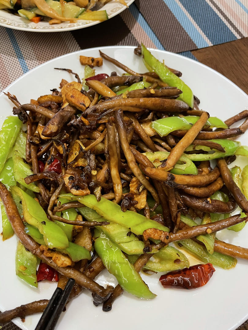 五花肉干锅茶树菇