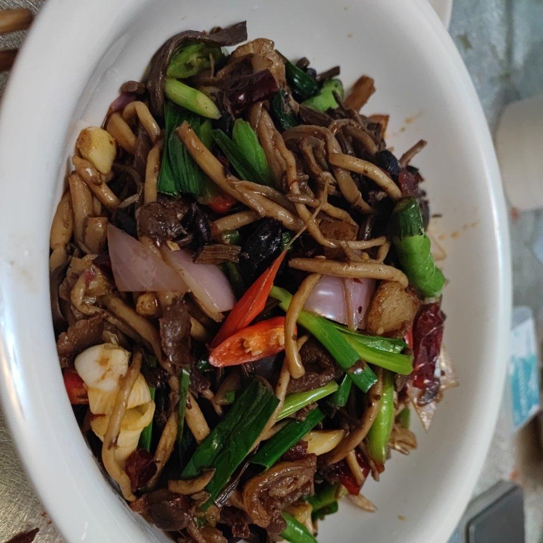 厨师长教你：“干锅茶树菇”的家常做法，鲜辣干香，爽脆下饭
