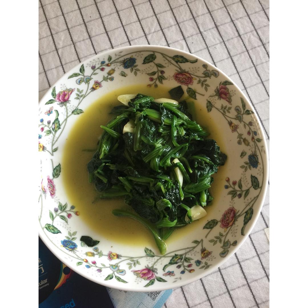蒜片黄油炒菠菜