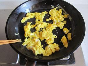 健康低脂的菜椒木耳炒鸡蛋肉片和十米饭（教你杂粮饭一顿吃不了怎么办）的做法 步骤4