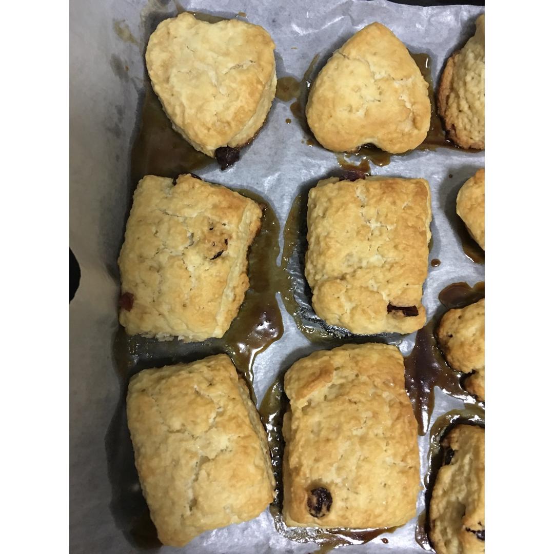 【视频】3分钟 奶油司康Scone(可能是世界上最快手的司康) 消耗淡奶油～
