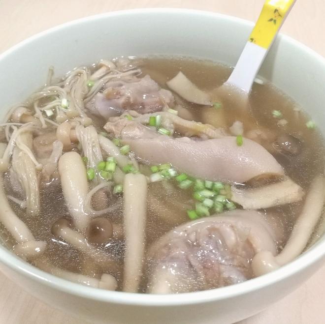 【电炖锅】杂菇猪蹄汤的做法