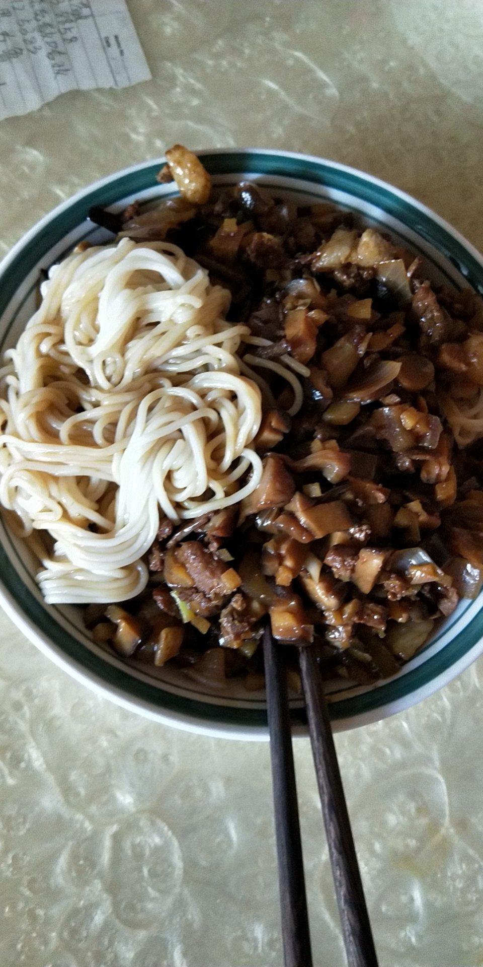 香菇肉末拌面