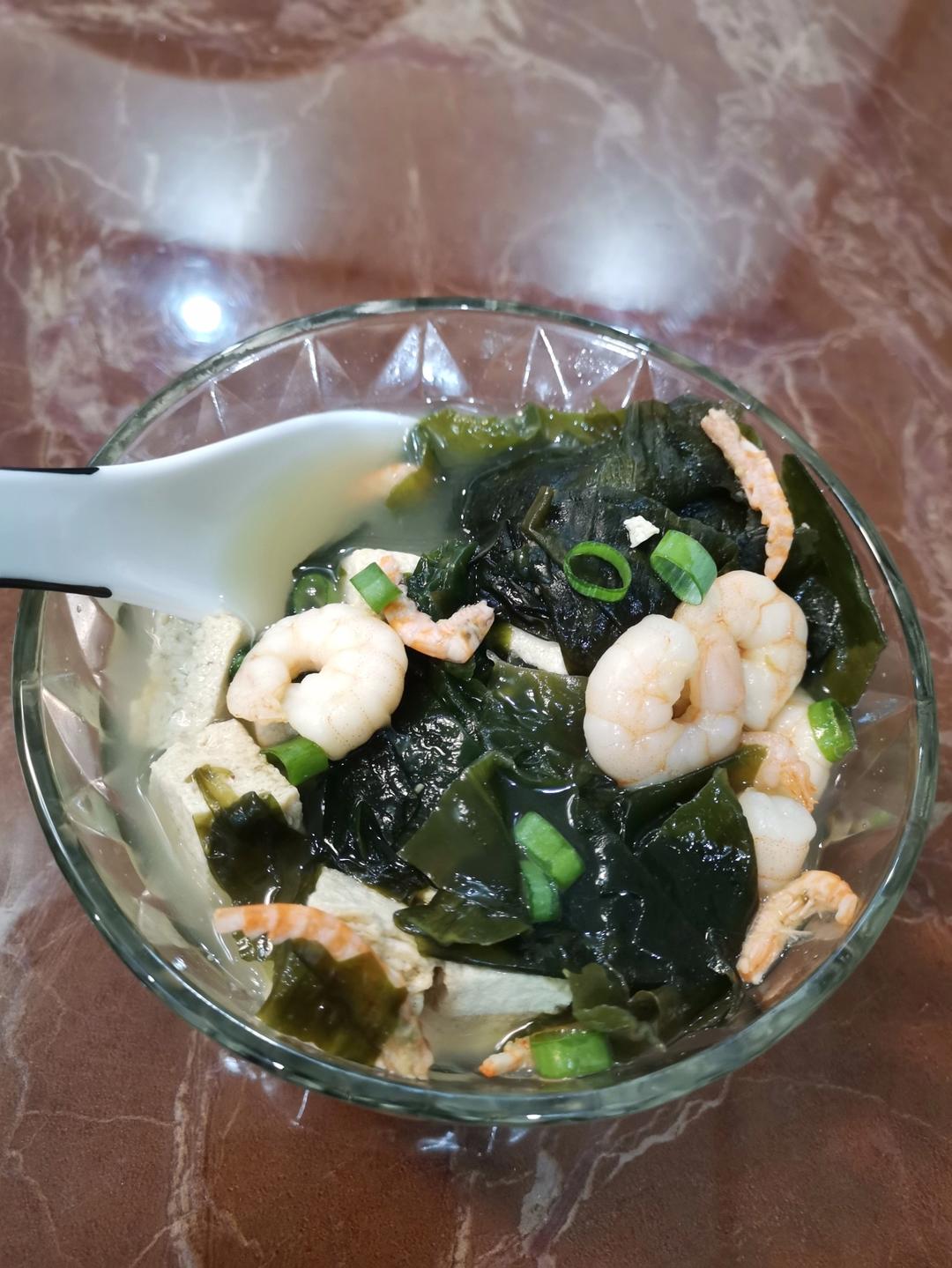 裙带菜豆腐虾仁汤