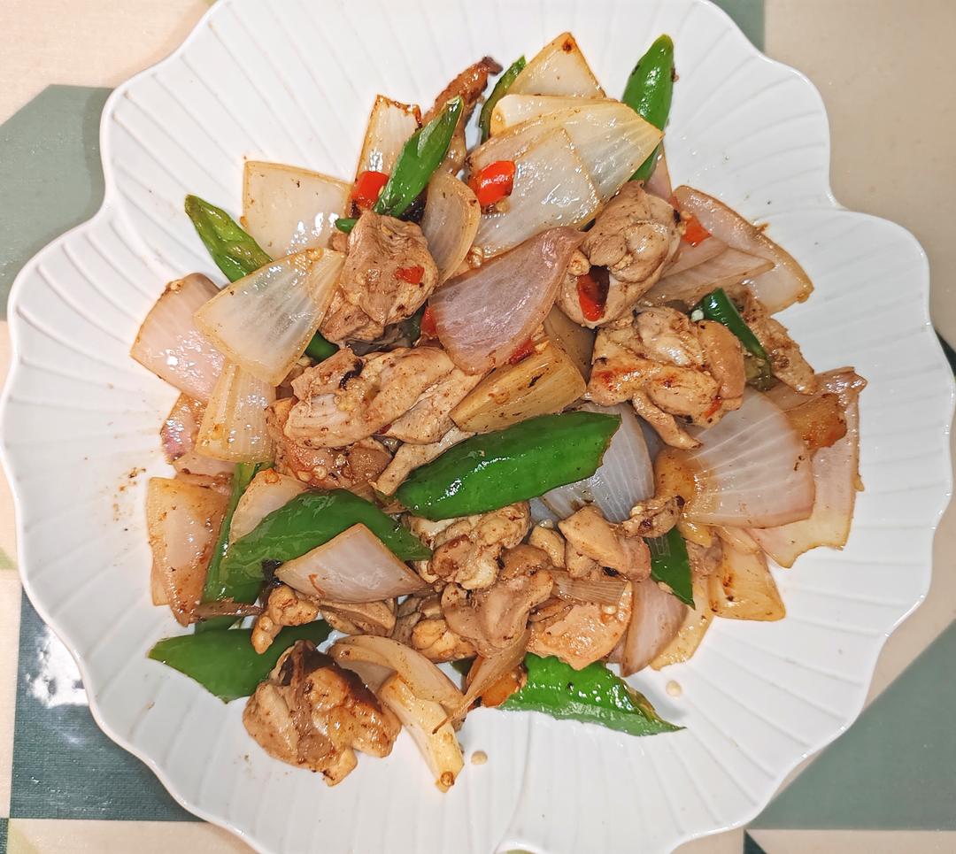 洋葱炒鸡腿肉的做法