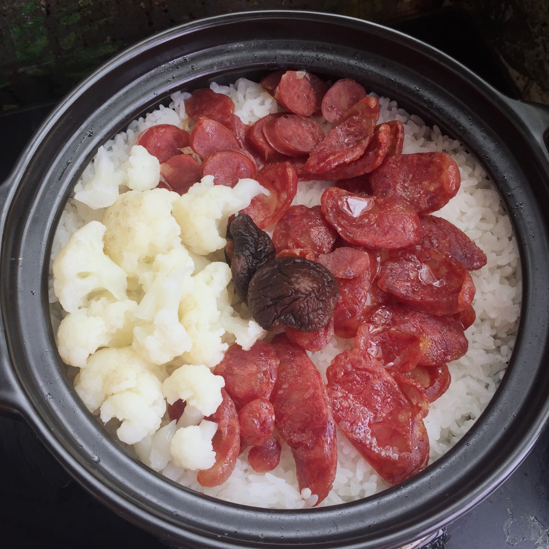 塔吉锅腊味煲仔饭