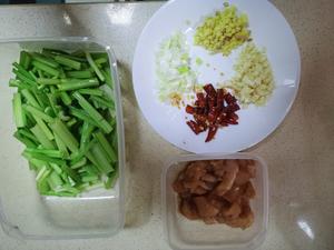 鸡肉炒芹菜的做法 步骤1