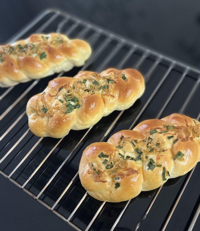 香葱肉松辫子面包