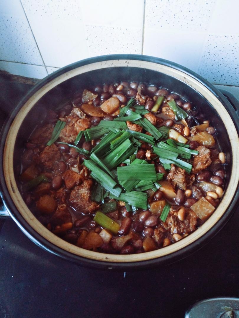 萝卜花生黄豆炖排骨的做法
