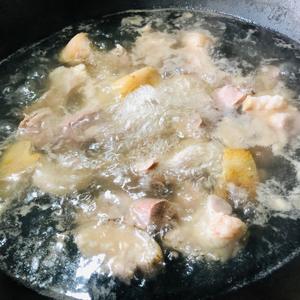 高压锅版萝卜炖猪蹄的做法 步骤2