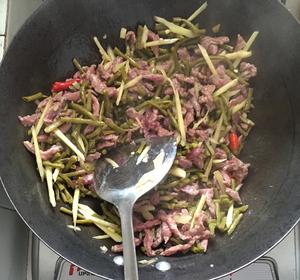 酸豇豆炒牛肉丝的做法 步骤5