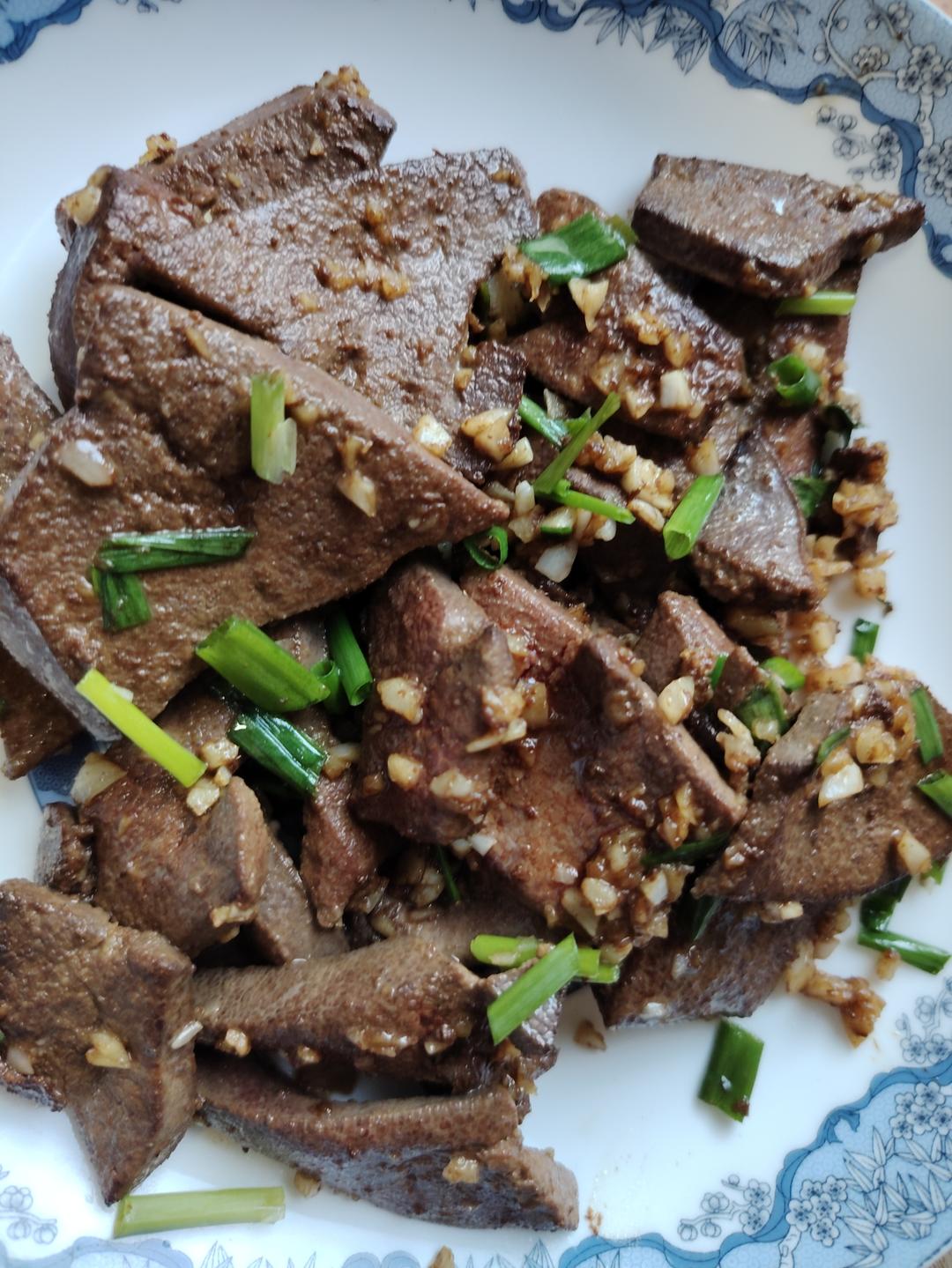 家常小炒猪肝这样做，滑嫩不腥膻，鲜嫩入味很下饭，三碗米饭都不够