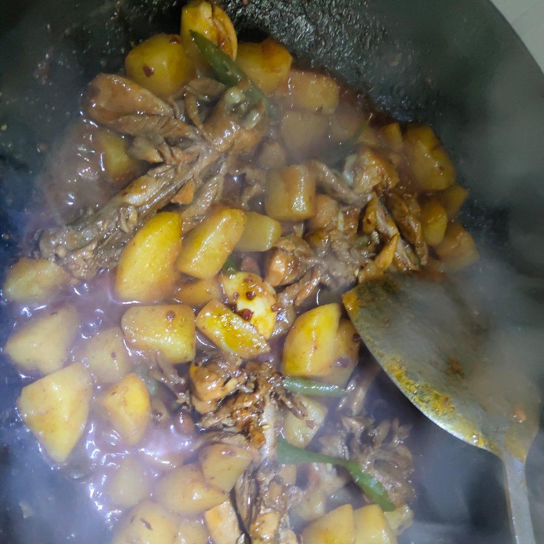 鸡腿红烧土豆（独家做法超简单）