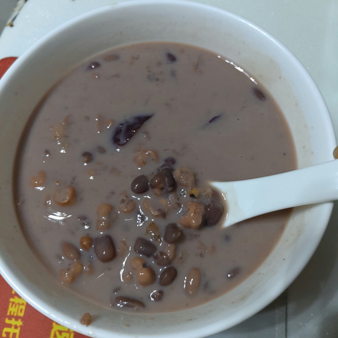 红枣红豆薏仁牛奶粥