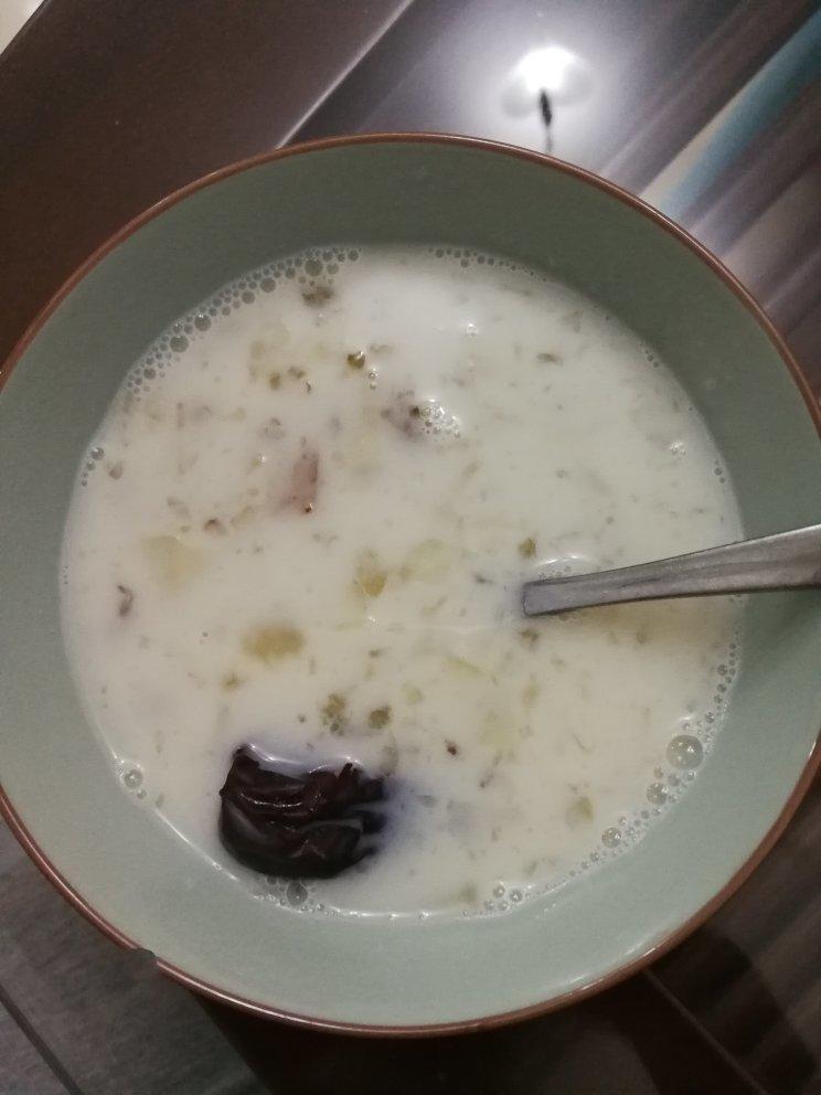 牛奶炖桃胶