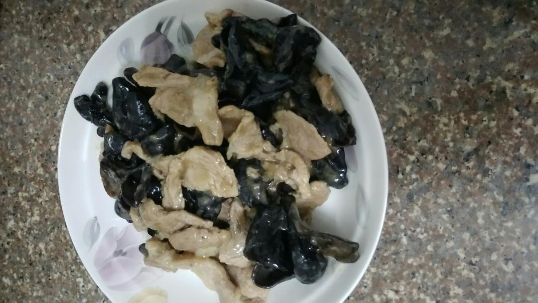 瘦肉炒黑木耳。