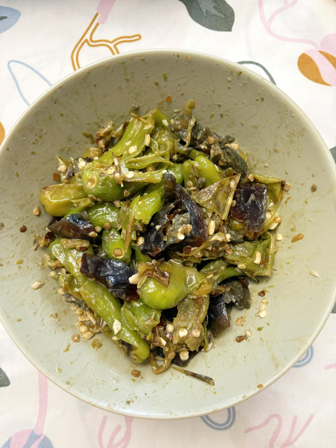 厨师长教你：“擂椒皮蛋”的家常做法，椒香四溢，开胃下饭