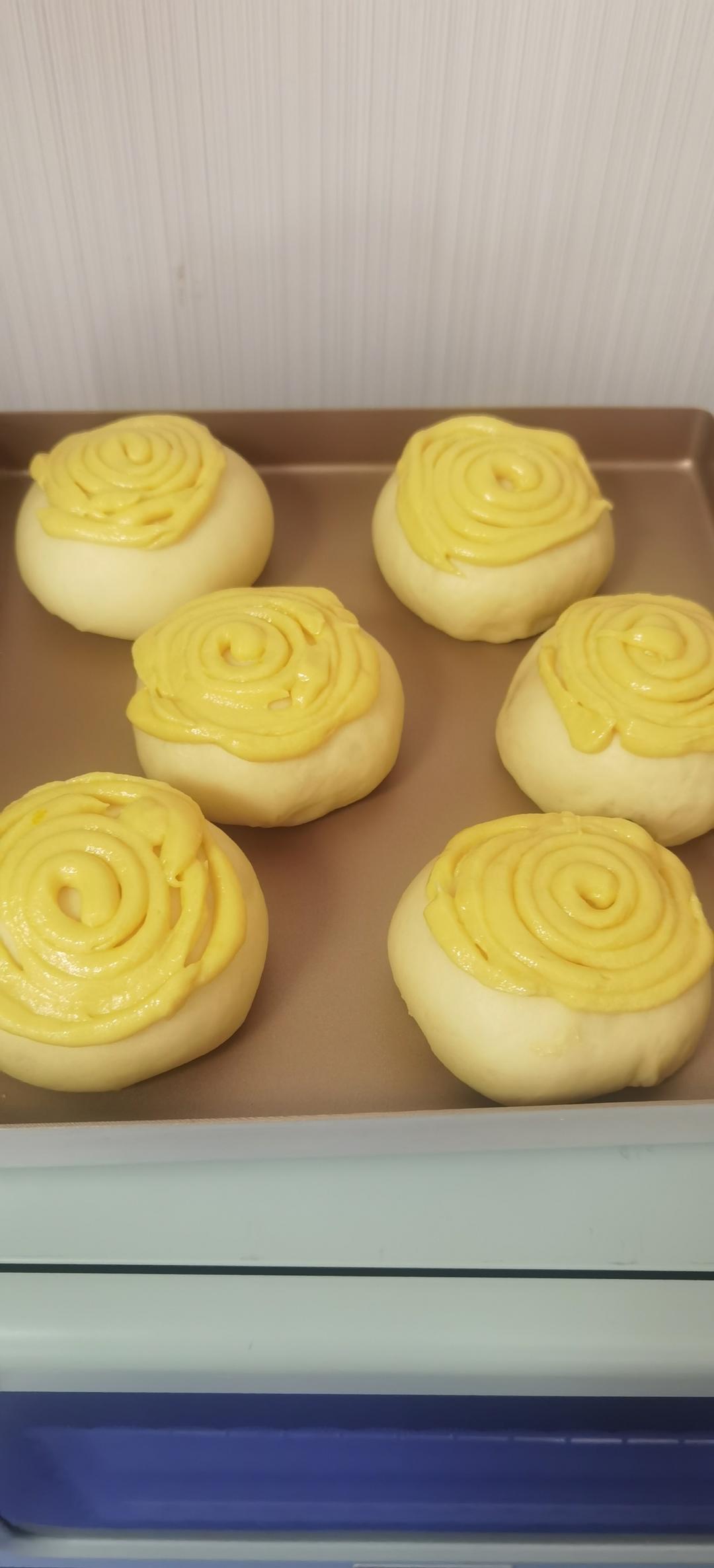 外酥内软的香葱肉松墨西哥面包