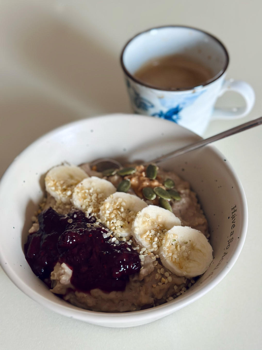 火麻仁香蕉花生酱果酱燕麦碗