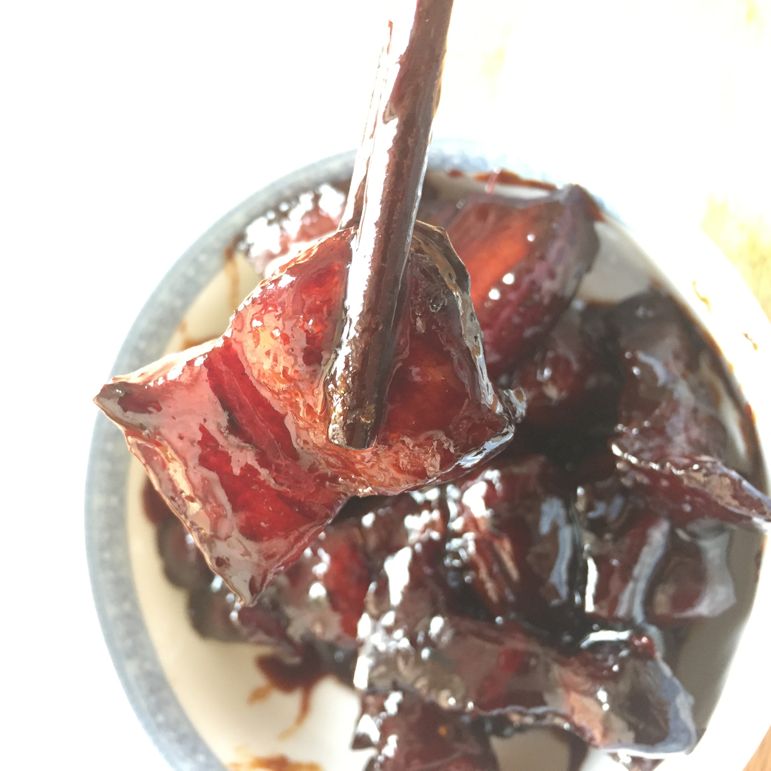 吃着碗里望着锅里的红烧肉