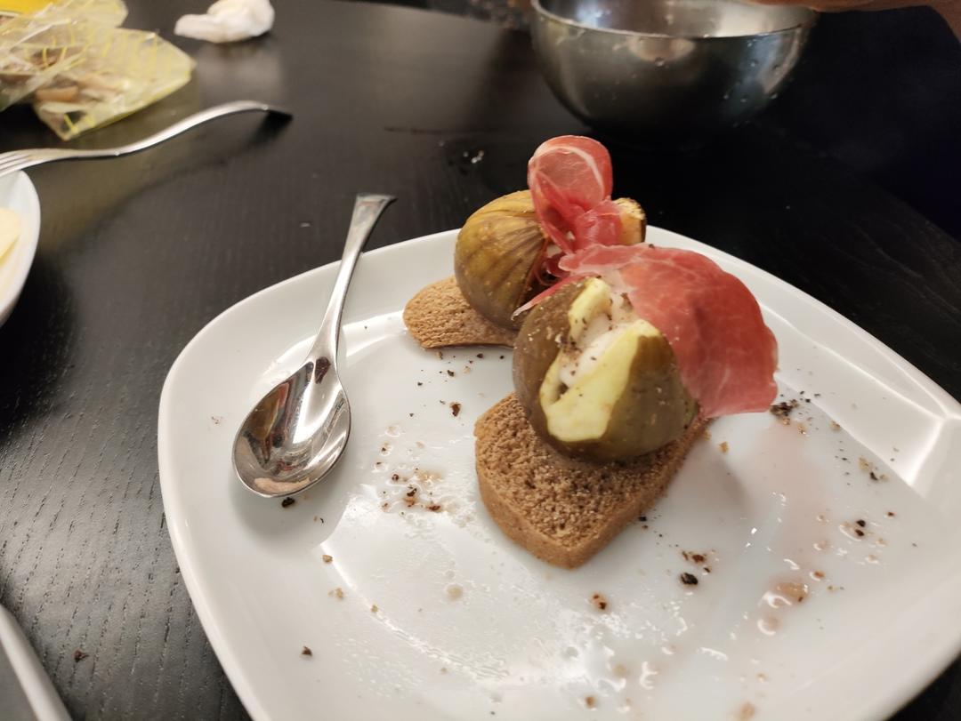 烤无花果配奶酪