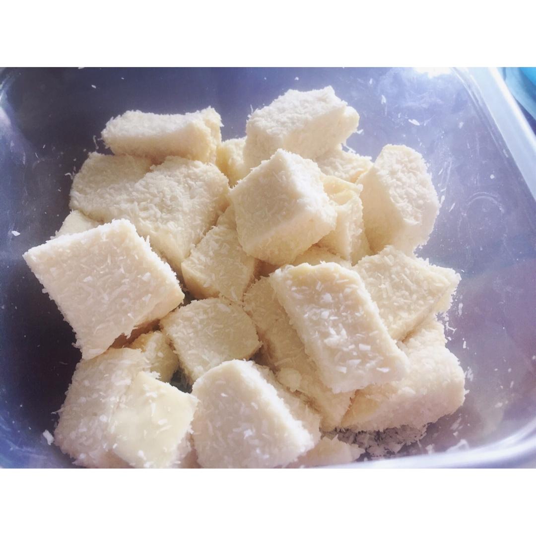 【视频】85度C 椰蓉牛奶小方～不用烤箱的夏日甜点