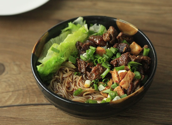 红油香辣牛肉米线