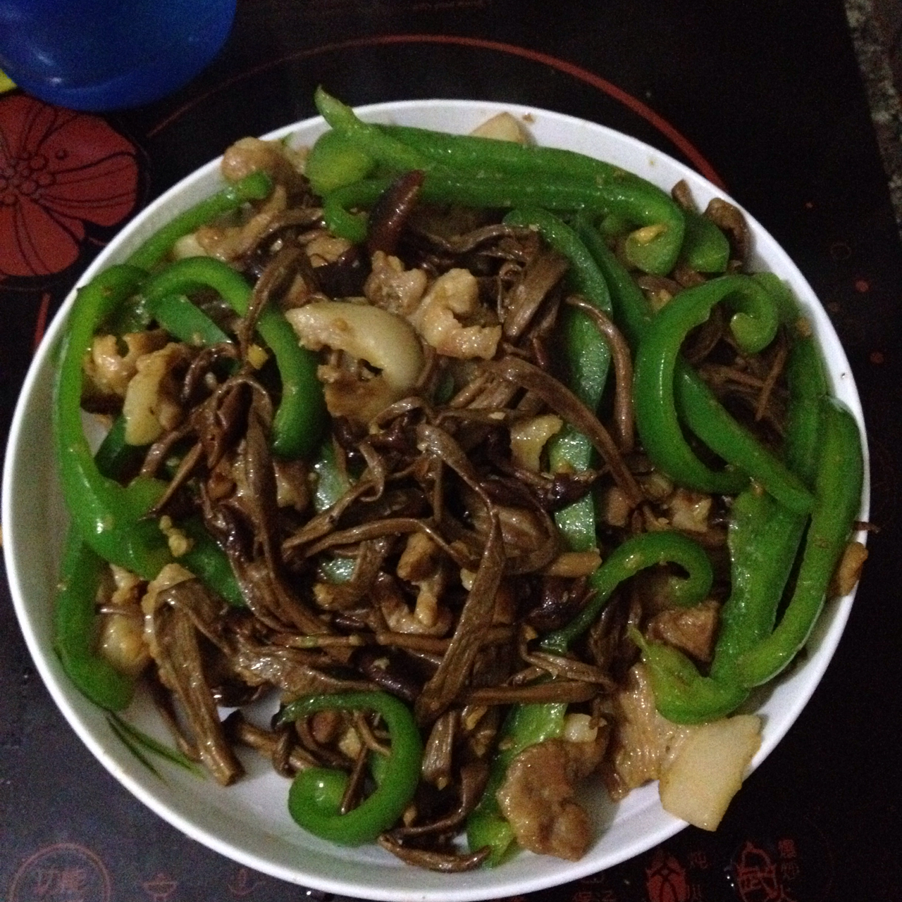 五花肉干锅茶树菇