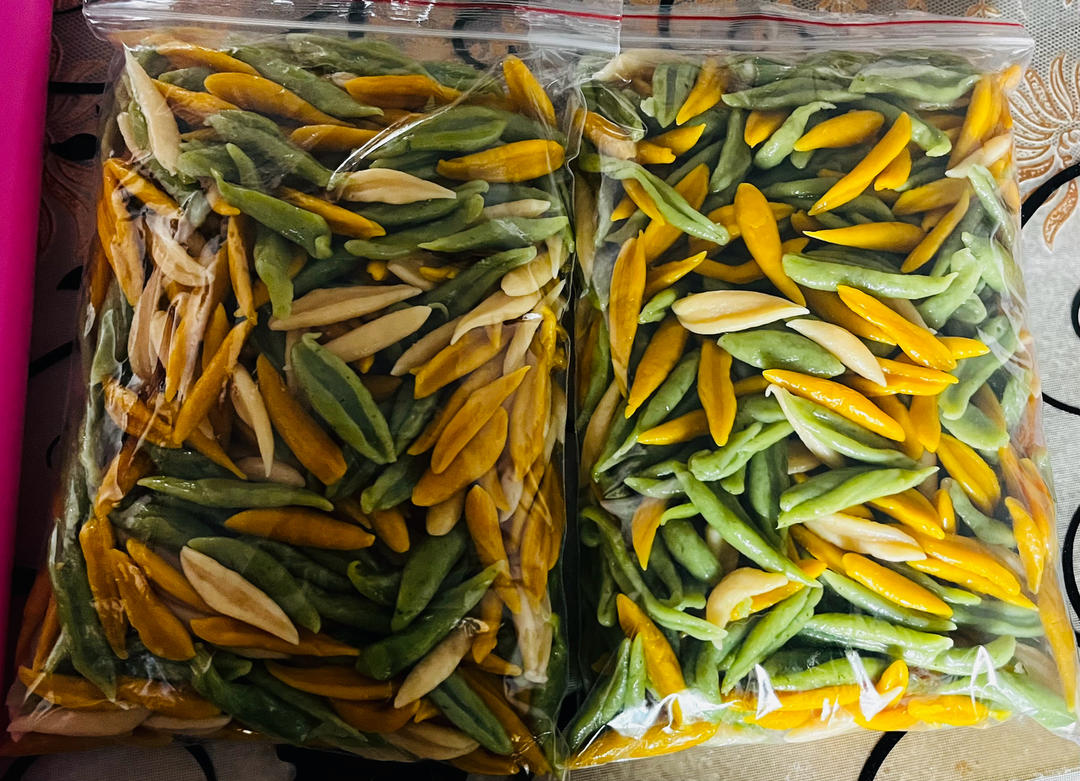 引发食欲的五彩缤纷小鱼面